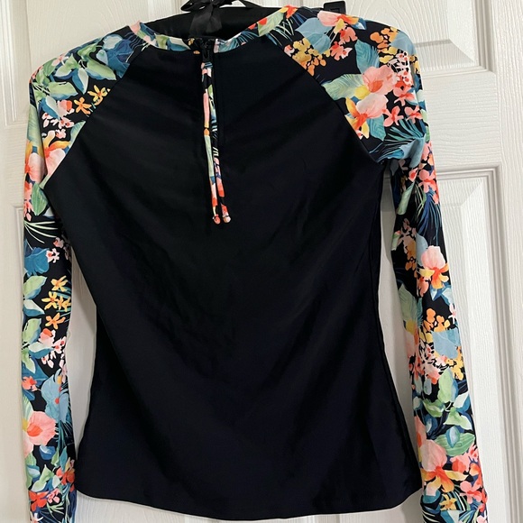 Beautiful rashguard! - Picture 1 of 2